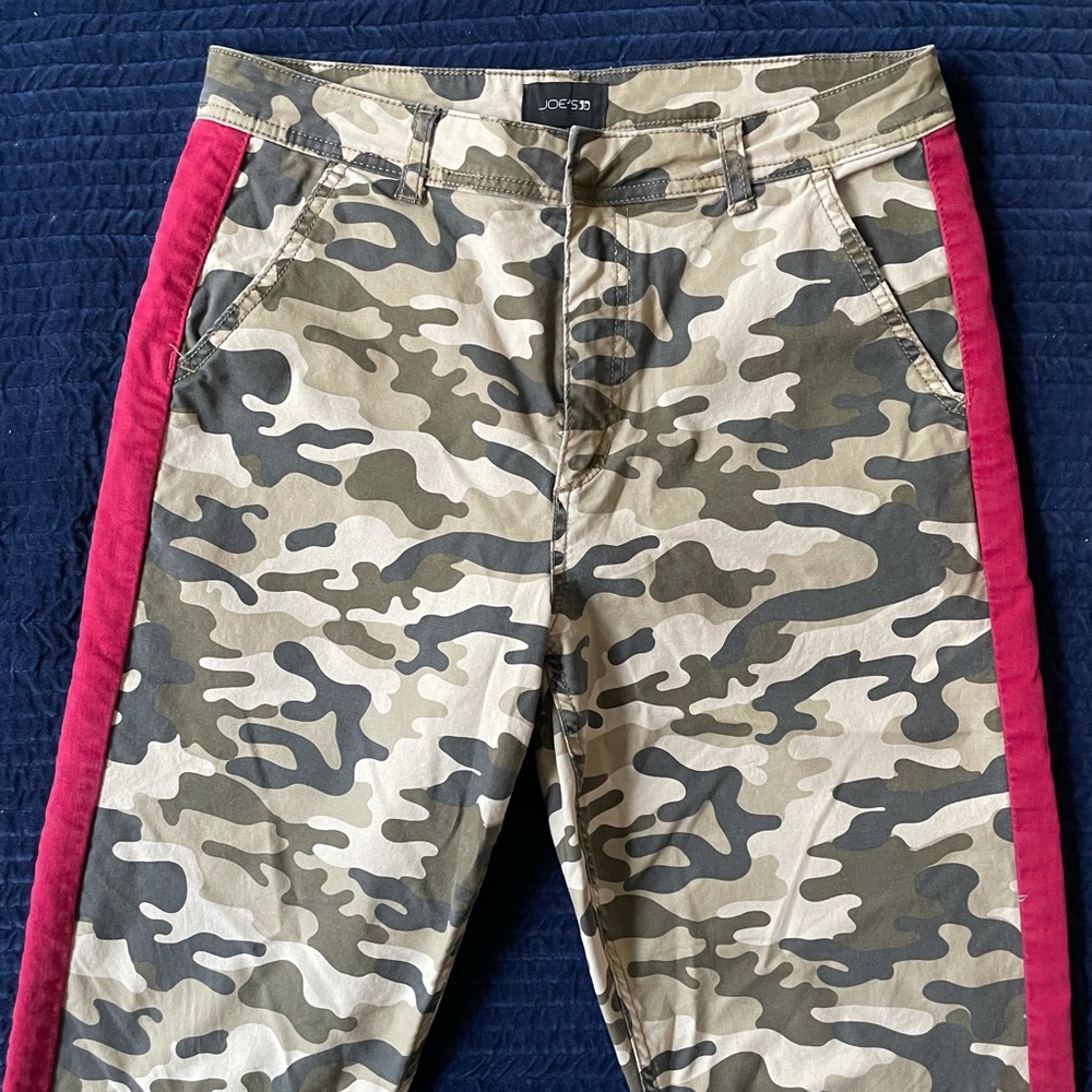 Camo Joe’s Jeans jogger style w red side stripes